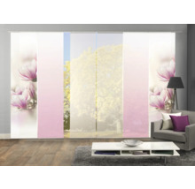 Raumszene mit Schiebegardinen mit Magnolienblüten und Baum