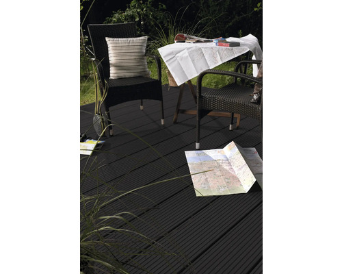 Terrassenszene mit Rattanmöbeln und einer Karte auf einem Holzboden