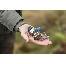 Person hält einen Campingkocher in der Hand.