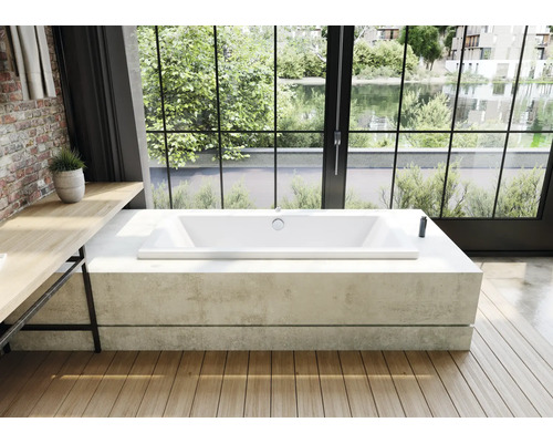 Freistehende Badewanne in einem hellen Badezimmer mit Blick auf einen See