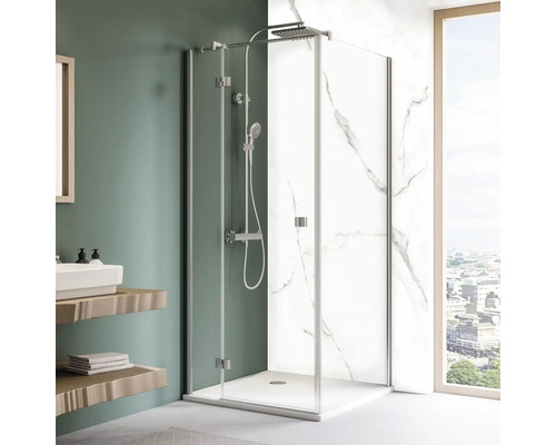 Duschrückwand BREUER Marmor weiß 255 x 150 cm 9482549000204 Moderne Dusche mit Glaswänden, Duschkopf und Armaturen in einem hellen Badezimmer.