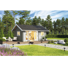 Garten mit Gerätehaus aus Holz, Terrasse und Gartenmöbeln
