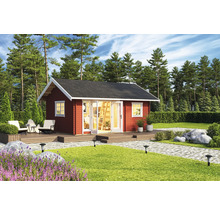 Abbildung eines Gartenhauses mit Terrasse, Gartenmöbeln und Beleuchtung in einer grünen Gartenlandschaft.