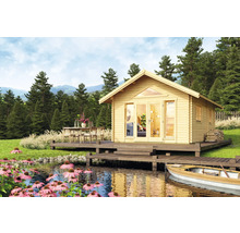 Holzgartenhaus am See mit Terrasse und Sitzgruppe