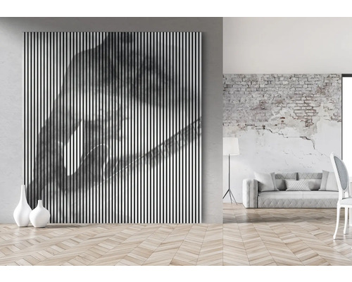 Dekorative Wand mit abstraktem, vertikal gestreiftem Muster in einem hellen Raum.