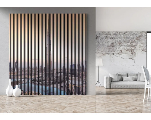 Wohnraum mit Dekorationselement aus Holzlamellen und Skyline-Motiv