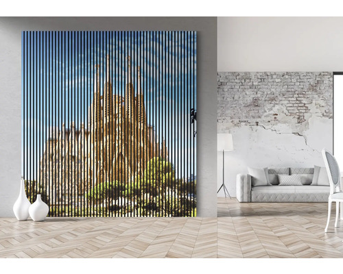 Wohnraum mit Dekorationsbild der Sagrada Familia mit Holzlamellen