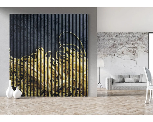 Wohnzimmer mit modernem Wandbild und dekorativen Vasen