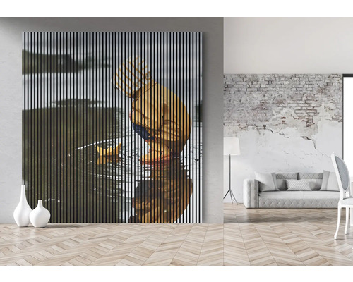 Dekoratives Wandbild mit einem Kind, das mit einem Spielzeugboot im Wasser spielt, verschönert einen hellen Raum.