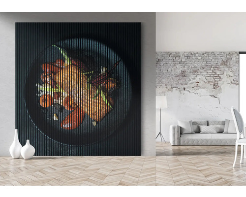 Dekoratives Wandpaneel mit Speisemotiv in einem modernen Wohnraum.