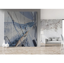 Dekoratives Wandbild mit Streifenmuster und Segelbootmotiv im Wohnraum