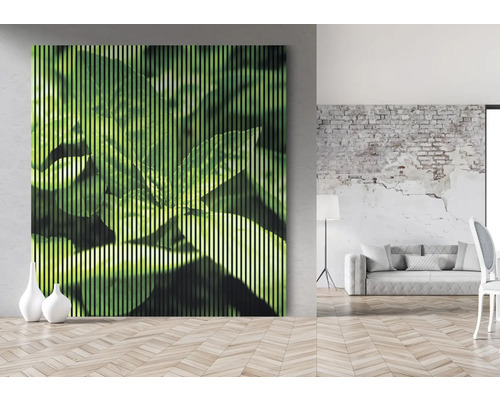 Dekoratives Wandbild mit Blättermotiv in einem hellen Raum.