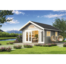 Gartenhaus mit geöffneten Doppeltüren und Gartenmöbeln auf einer Rasenfläche