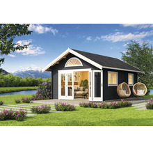 Gartenhaus mit Doppeltür und zwei Rattansesseln im Garten