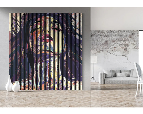 Großes Wandbild mit vertikalen Streifen und Frauengesicht in einem Wohnzimmer
