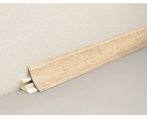 Sockelleiste mit Holzdekor und Befestigungsclip zur Wandmontage.