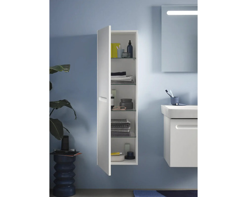 Modernes Badezimmer mit einem geöffneten, weißen Hängeschrank zur Aufbewahrung von Badartikeln