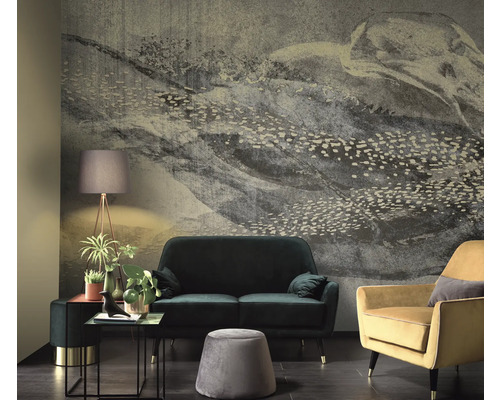 Dekoratives Wohnzimmer mit Tapete, Sofa, Sessel und Lampe