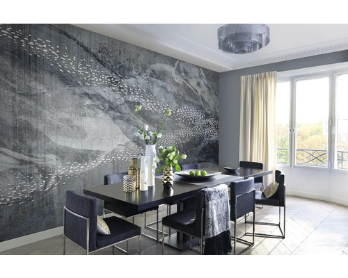Esszimmer mit Tapete, Esstisch und Stühlen