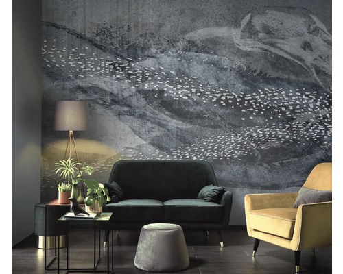 Dekoratives Wohnzimmer mit gemusterter Tapete, Sofa und Sessel