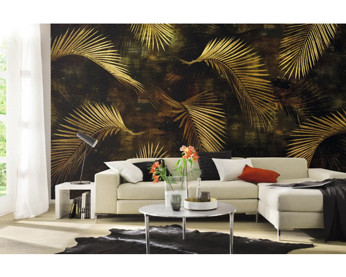 Wohnzimmer mit Ecksofa und Wandtapete mit Palmenmuster