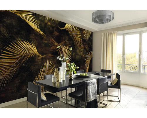 Esszimmer mit dunkler Tapete mit goldenen Palmblattmotiven, Tisch und Stühlen.