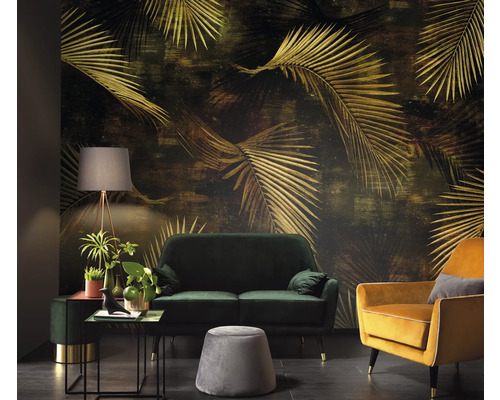 Wohnzimmer mit dunkler Palmenblatt-Tapete, Sofa, Sessel und Beistelltisch