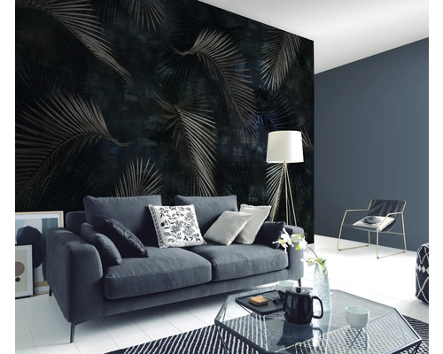 Wohnzimmer mit grauer Couch, Couchtisch und Fototapete mit Palmenmuster