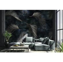 Wohnzimmer mit Sofa, Tisch und Wandtapete mit Blättermotiv