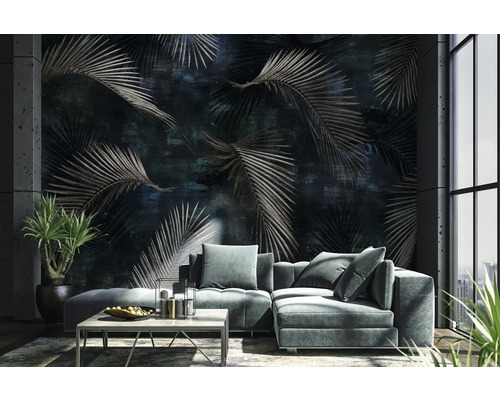 Wohnzimmer mit Sofa, Tisch und Wandtapete mit Blättermotiv