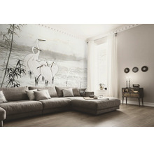 Wohnzimmer mit gemusterter Tapete, Ecksofa und Dekoration