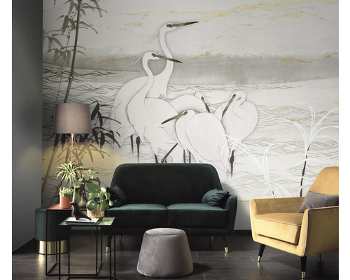 Wohnzimmer mit Fototapete mit Reihermotiven und Möbeln