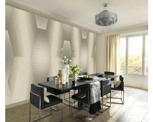 Esszimmer mit geometrischer Tapete, Esstisch und Stühlen.