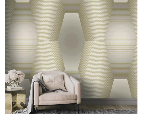 Szene mit gemusterter Tapete, Sessel und Beistelltisch für die Inneneinrichtung