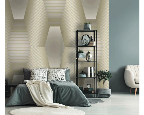 Schlafzimmer mit Bett, Regal und Tapete mit geometrischem Muster