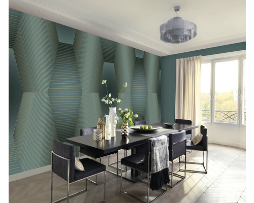 Esszimmer mit Esstisch, Stühlen und einer Wand mit geometrischer Tapete