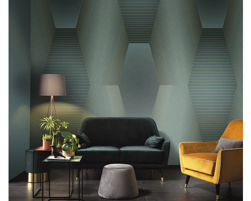 Wohnzimmer mit Sofa, Sessel, Stehlampe und geometrischer Tapete