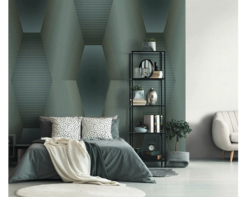 Schlafzimmer mit Bett, Regal und geometrischer Tapete