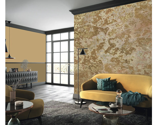 Wohnzimmer mit Couch, Sessel, Tisch, Kommode, Lampe und gemusterter Tapete für eine gemütliche Atmosphäre