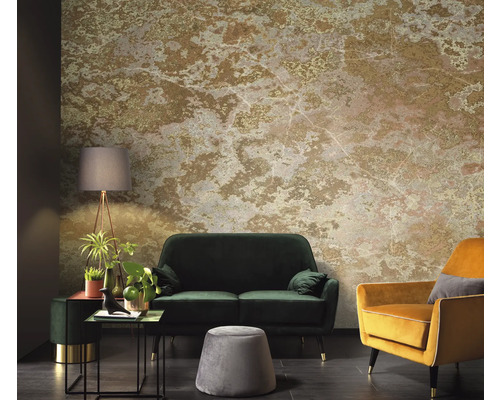 Wohnzimmer mit gemusterter Tapete, Sofa, Sessel und Stehlampe