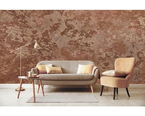 Wohnzimmer mit Sofa, Sessel, Tischlampe und Fototapete mit abstraktem Muster