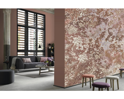 Helles Wohnzimmer mit grauer Couch, Beistelltischen und Wandtapete in Marmoroptik