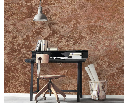 Ein Arbeitszimmer mit einer strukturierten Wand, einem Schreibtisch und einem Drehstuhl.