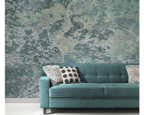 Wohnzimmer mit Sofa und Wandtapete im Steinlook