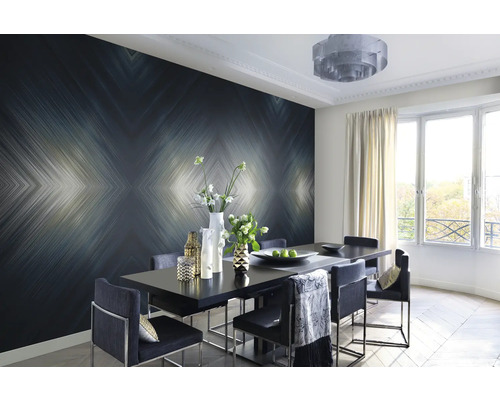 Esszimmer mit Esstisch, Stühlen und gemusterter Tapete