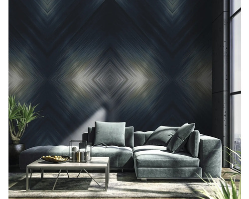 Wohnzimmer mit Ecksofa, Couchtisch und gemusterter Tapete