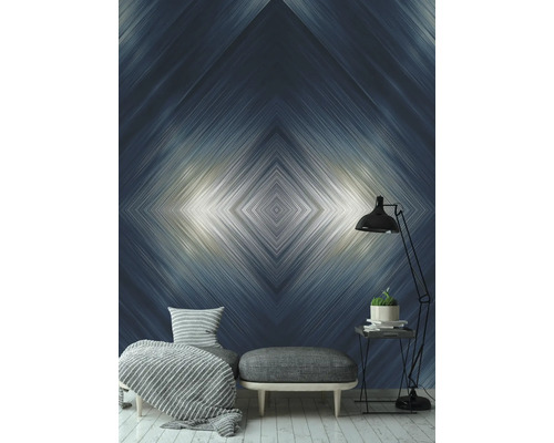 Raumansicht mit gemusterten Tapeten, Sitzmöbeln und Stehlampe