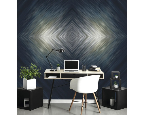 Arbeitszimmer mit Schreibtisch, Stuhl, Lampe und gemusterter Tapete