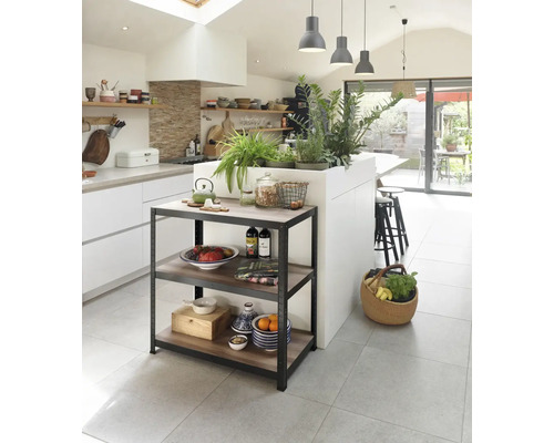 Helle Küche mit Kücheninsel, Regal und verschiedenen Küchenutensilien