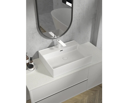 Modernes Badezimmer mit Aufsatzwaschbecken und Spiegel